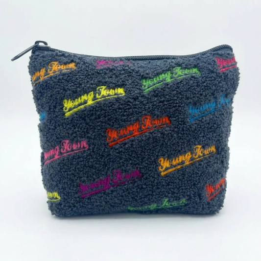 ヤングタウンもこもこポーチ～『出張に便利』『錠剤を入れるのにピッタリ！』と出演者ではなくスタッフが言っていました。～（ロゴ）