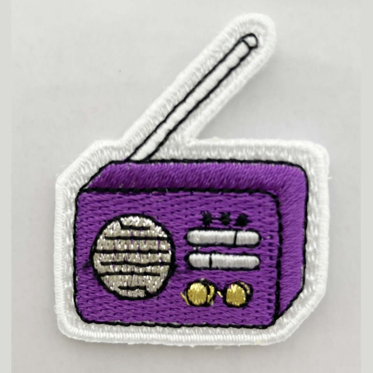 ヤングタウン刺繍ワッペン(ラジオ)※アイロンワッペン・ステッカー両用タイプ（パープル）
